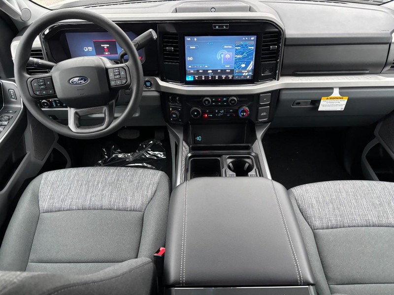 Ford Super Duty F-250 SRW Vehicle Full-screen Gallery Image 15