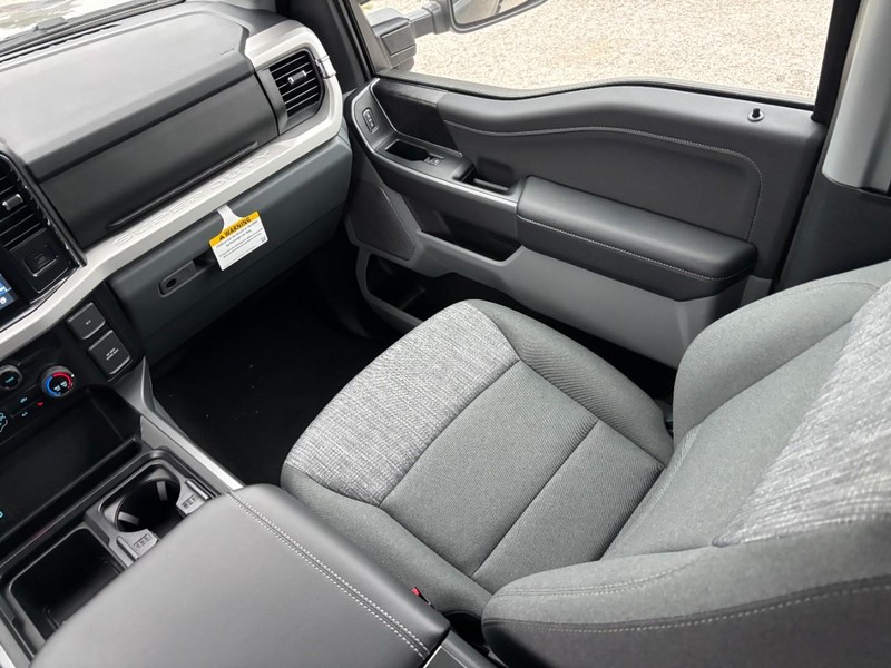 Ford Super Duty F-250 SRW Vehicle Full-screen Gallery Image 16