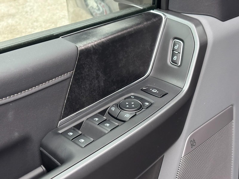 Ford Super Duty F-250 SRW Vehicle Full-screen Gallery Image 18