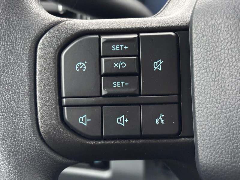 Ford Super Duty F-250 SRW Vehicle Full-screen Gallery Image 19