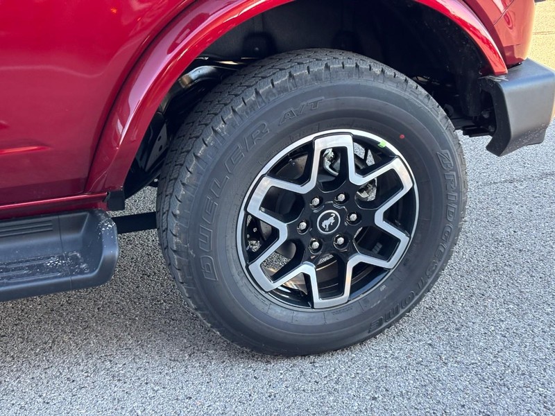 Ford Bronco Vehicle Full-screen Gallery Image 12