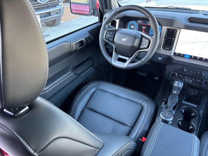 Ford Bronco Vehicle Full-screen Gallery Image 14