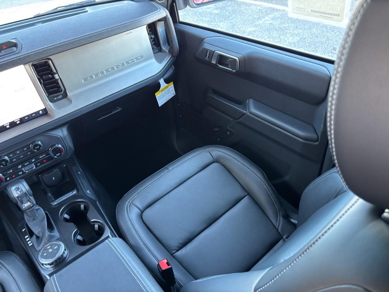 Ford Bronco Vehicle Full-screen Gallery Image 16