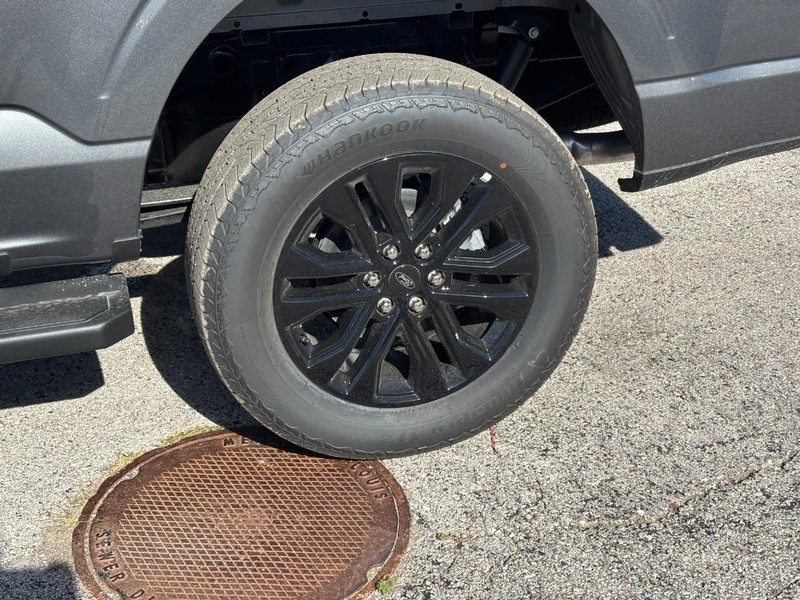 Ford F-150 Vehicle Full-screen Gallery Image 12