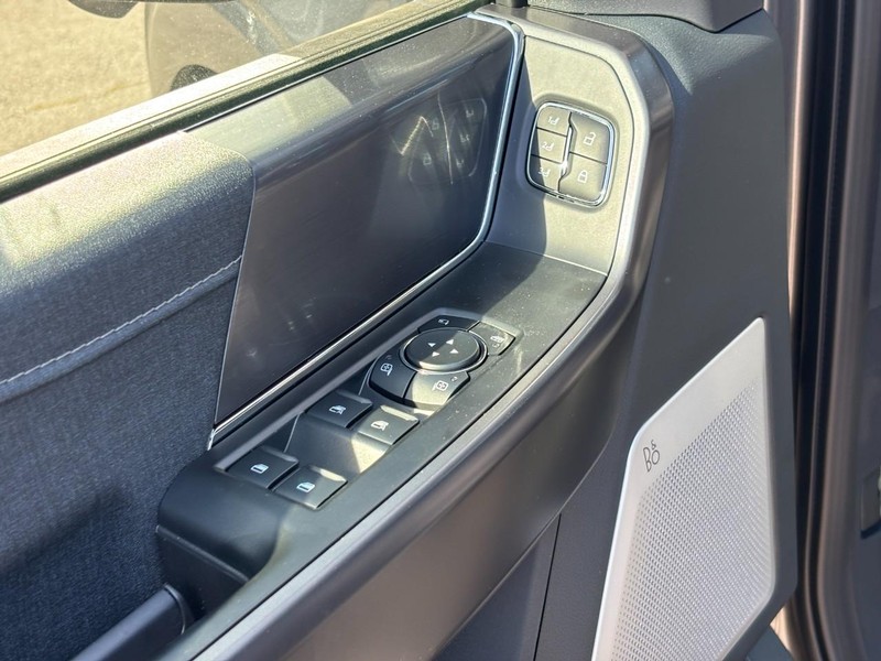 Ford F-150 Vehicle Full-screen Gallery Image 18