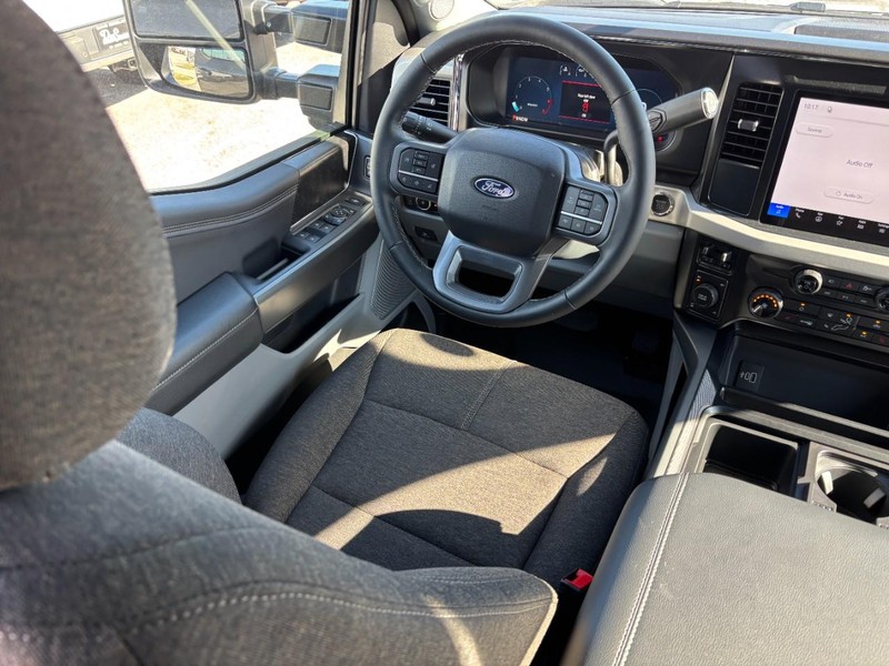 Ford Super Duty F-250 SRW Vehicle Full-screen Gallery Image 14