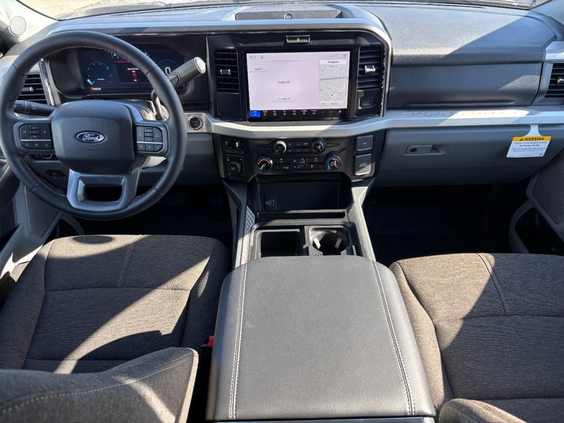 Ford Super Duty F-250 SRW Vehicle Full-screen Gallery Image 15