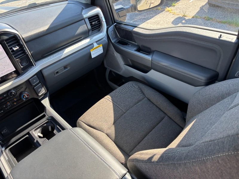 Ford Super Duty F-250 SRW Vehicle Full-screen Gallery Image 16