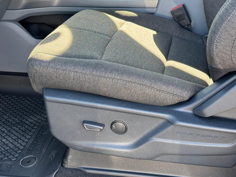 Ford Super Duty F-250 SRW Vehicle Full-screen Gallery Image 17