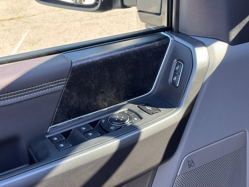 Ford Super Duty F-250 SRW Vehicle Full-screen Gallery Image 18