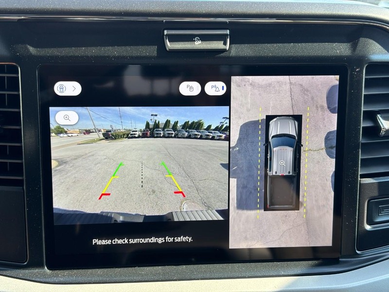 Ford Super Duty F-250 SRW Vehicle Full-screen Gallery Image 24