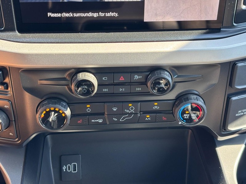 Ford Super Duty F-250 SRW Vehicle Full-screen Gallery Image 25