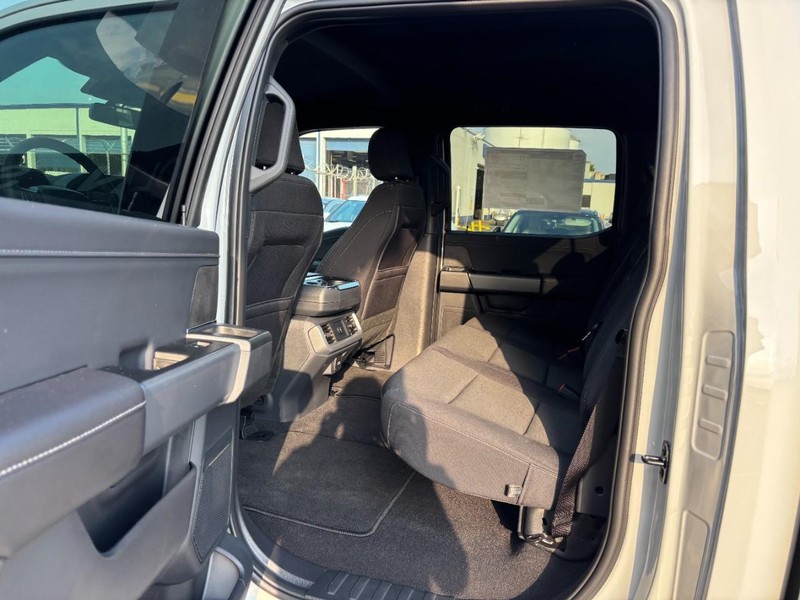 Ford F-150 Vehicle Full-screen Gallery Image 13