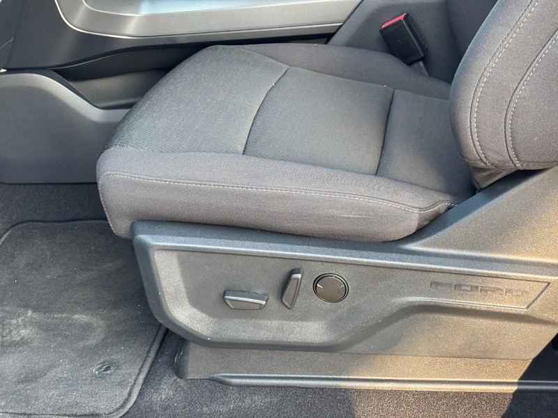 Ford F-150 Vehicle Full-screen Gallery Image 17