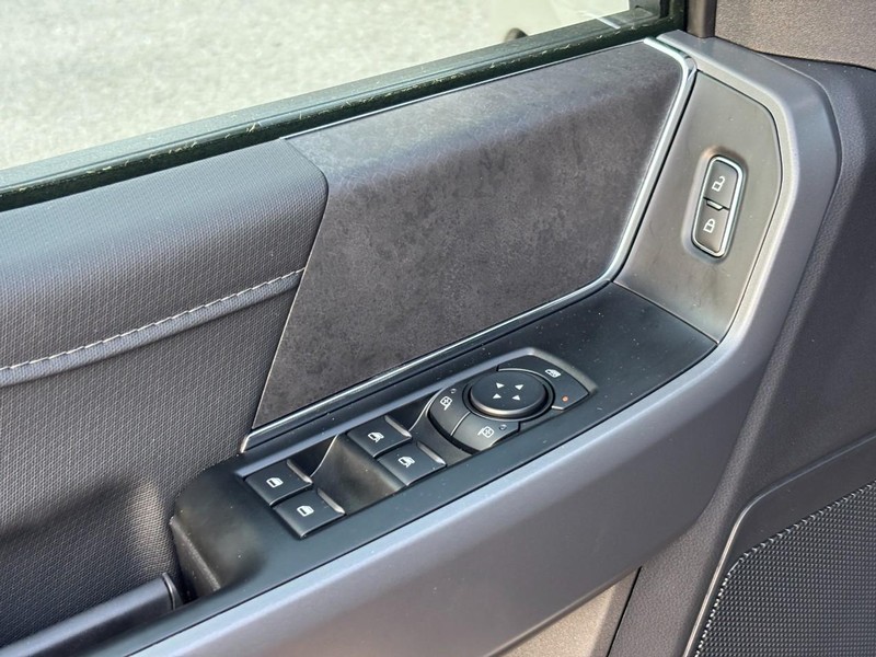 Ford F-150 Vehicle Full-screen Gallery Image 18