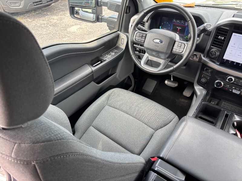Ford F-150 Vehicle Full-screen Gallery Image 14