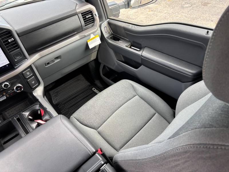 Ford F-150 Vehicle Full-screen Gallery Image 16