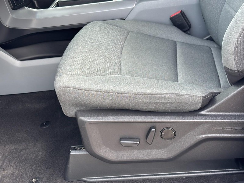 Ford F-150 Vehicle Full-screen Gallery Image 17