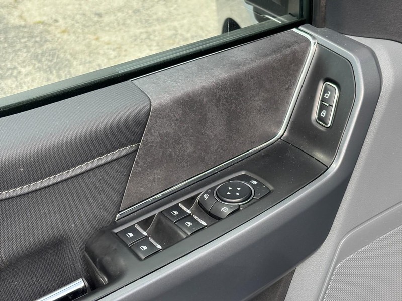 Ford F-150 Vehicle Full-screen Gallery Image 18