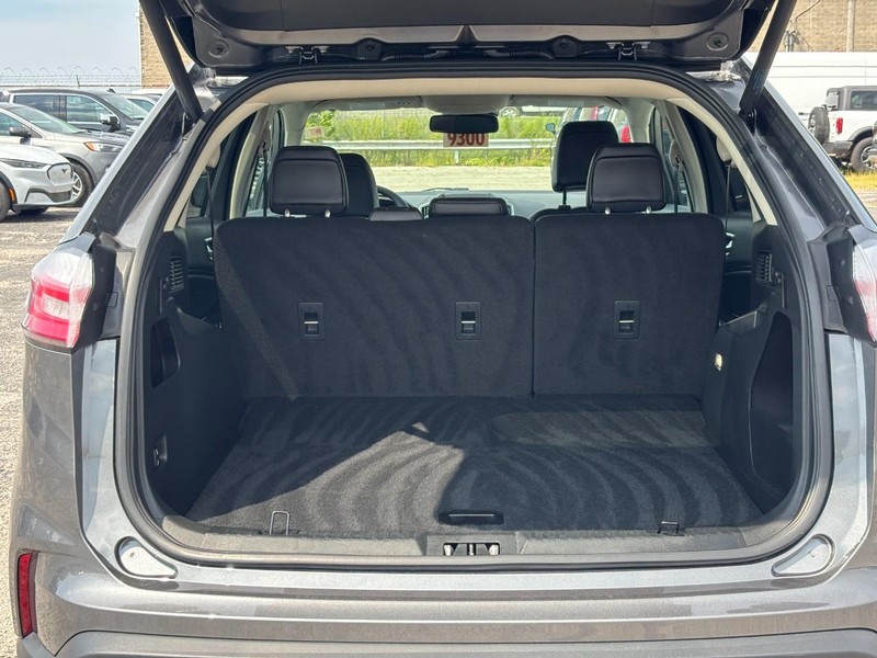 Ford Edge Vehicle Full-screen Gallery Image 11