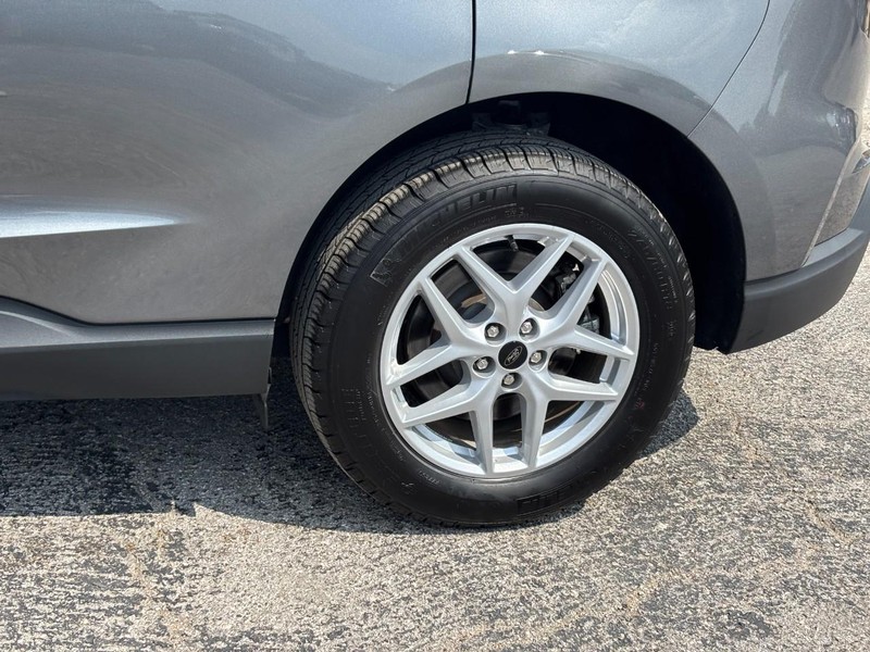 Ford Edge Vehicle Full-screen Gallery Image 12