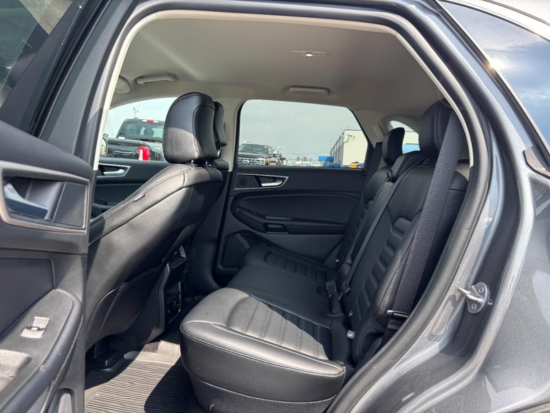 Ford Edge Vehicle Full-screen Gallery Image 13