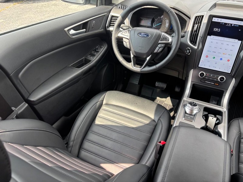 Ford Edge Vehicle Full-screen Gallery Image 14