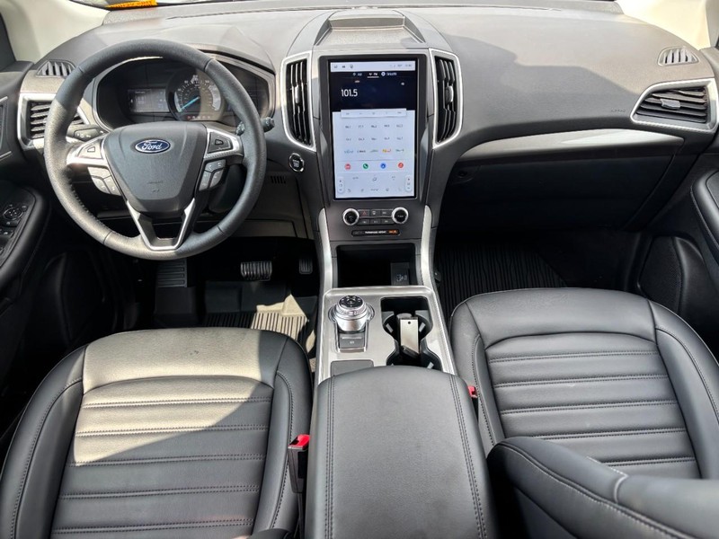 Ford Edge Vehicle Full-screen Gallery Image 15