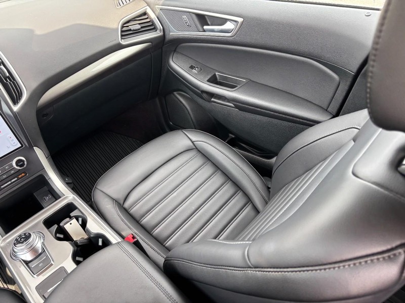 Ford Edge Vehicle Full-screen Gallery Image 16