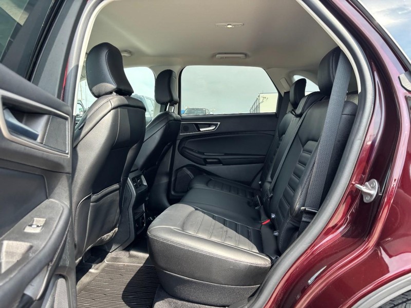 Ford Edge Vehicle Full-screen Gallery Image 13