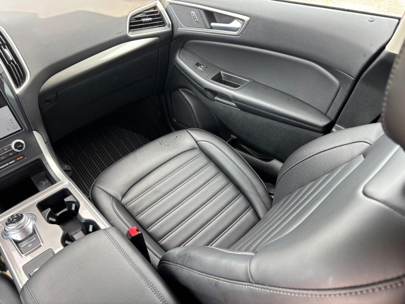 Ford Edge Vehicle Full-screen Gallery Image 16