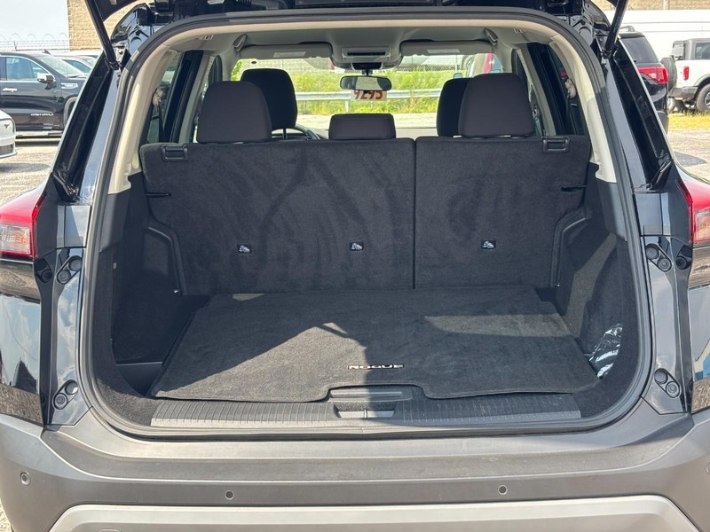 Nissan Rogue Vehicle Full-screen Gallery Image 11