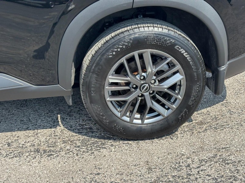Nissan Rogue Vehicle Full-screen Gallery Image 12