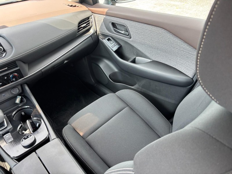 Nissan Rogue Vehicle Full-screen Gallery Image 16