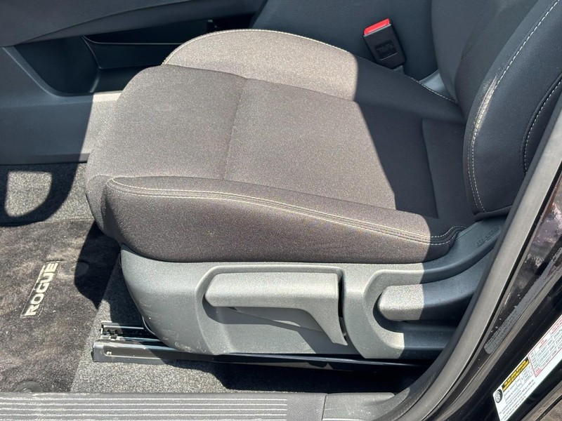 Nissan Rogue Vehicle Full-screen Gallery Image 17