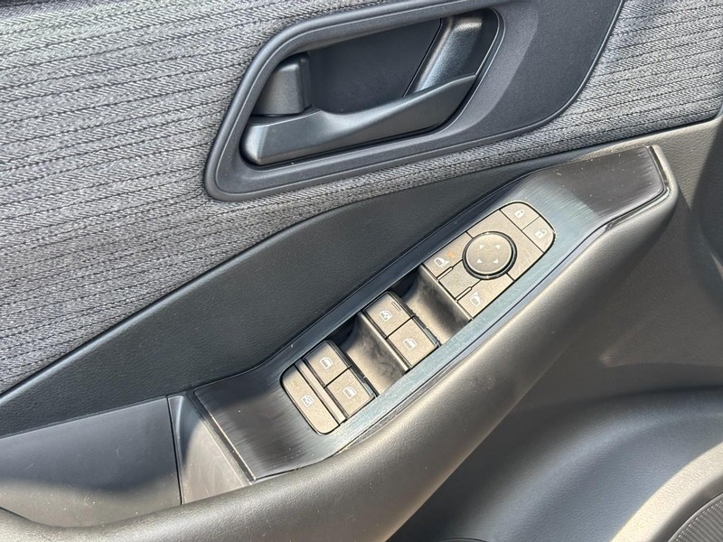 Nissan Rogue Vehicle Full-screen Gallery Image 18