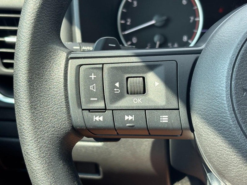 Nissan Rogue Vehicle Full-screen Gallery Image 19