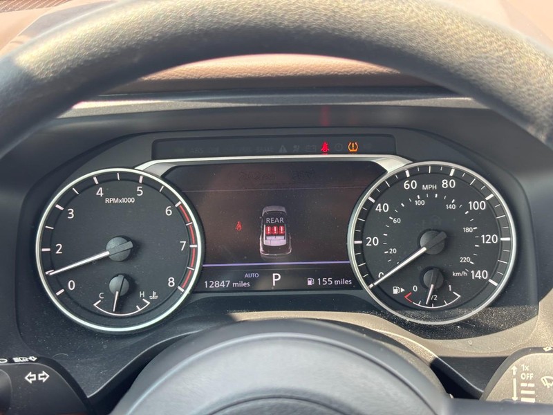 Nissan Rogue Vehicle Full-screen Gallery Image 21