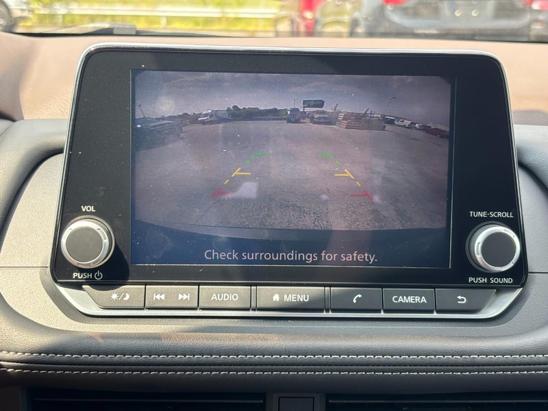 Nissan Rogue Vehicle Full-screen Gallery Image 23