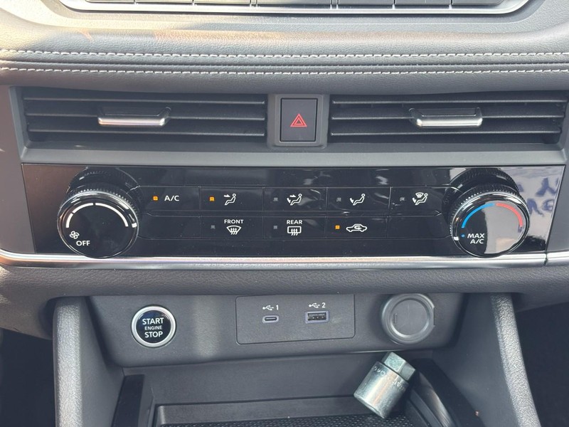 Nissan Rogue Vehicle Full-screen Gallery Image 24
