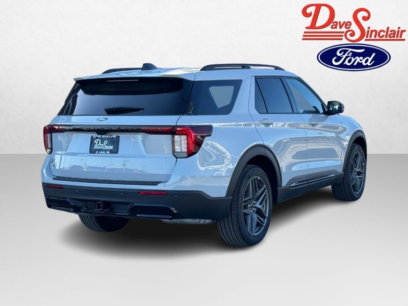 Ford Explorer Vehicle Full-screen Gallery Image 07