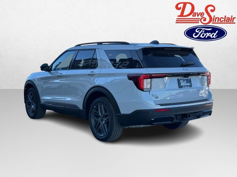 Ford Explorer Vehicle Full-screen Gallery Image 09