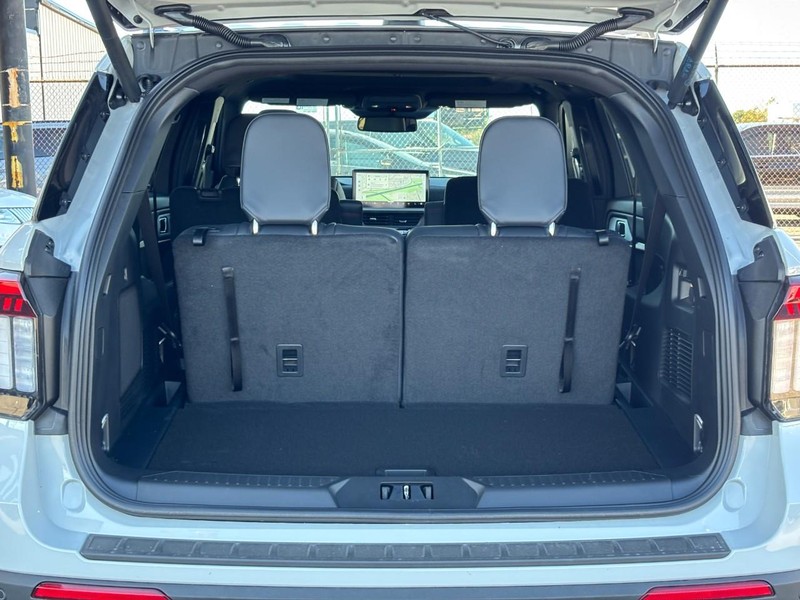 Ford Explorer Vehicle Full-screen Gallery Image 11