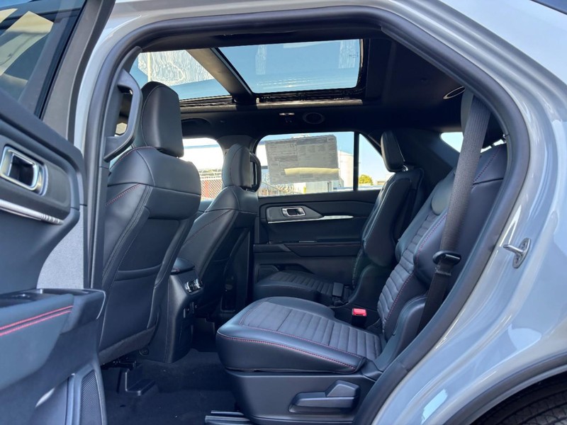 Ford Explorer Vehicle Full-screen Gallery Image 14
