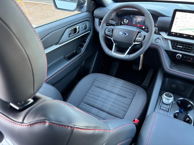 Ford Explorer Vehicle Full-screen Gallery Image 15