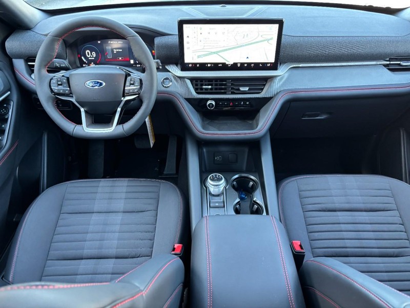 Ford Explorer Vehicle Full-screen Gallery Image 16