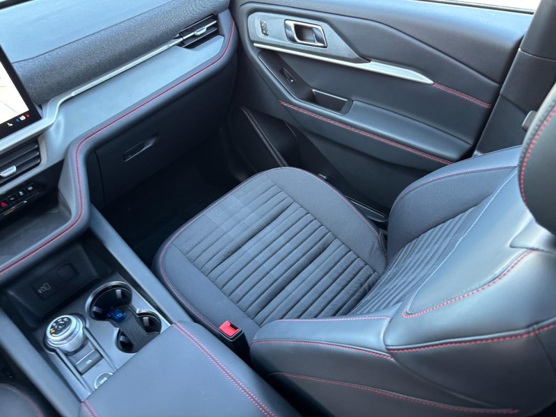 Ford Explorer Vehicle Full-screen Gallery Image 17