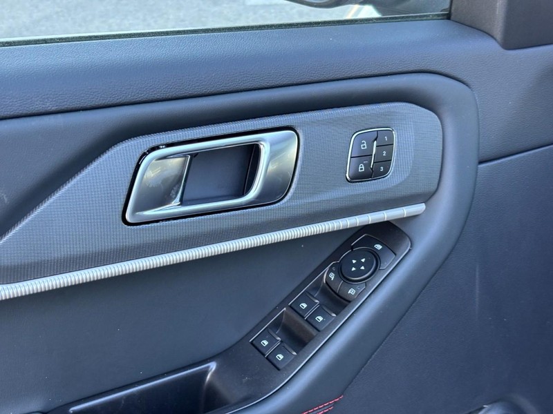 Ford Explorer Vehicle Full-screen Gallery Image 19
