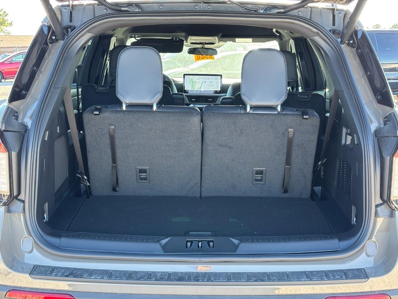 Ford Explorer Vehicle Full-screen Gallery Image 11