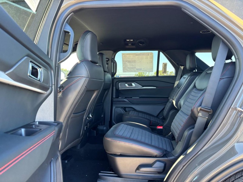 Ford Explorer Vehicle Full-screen Gallery Image 14